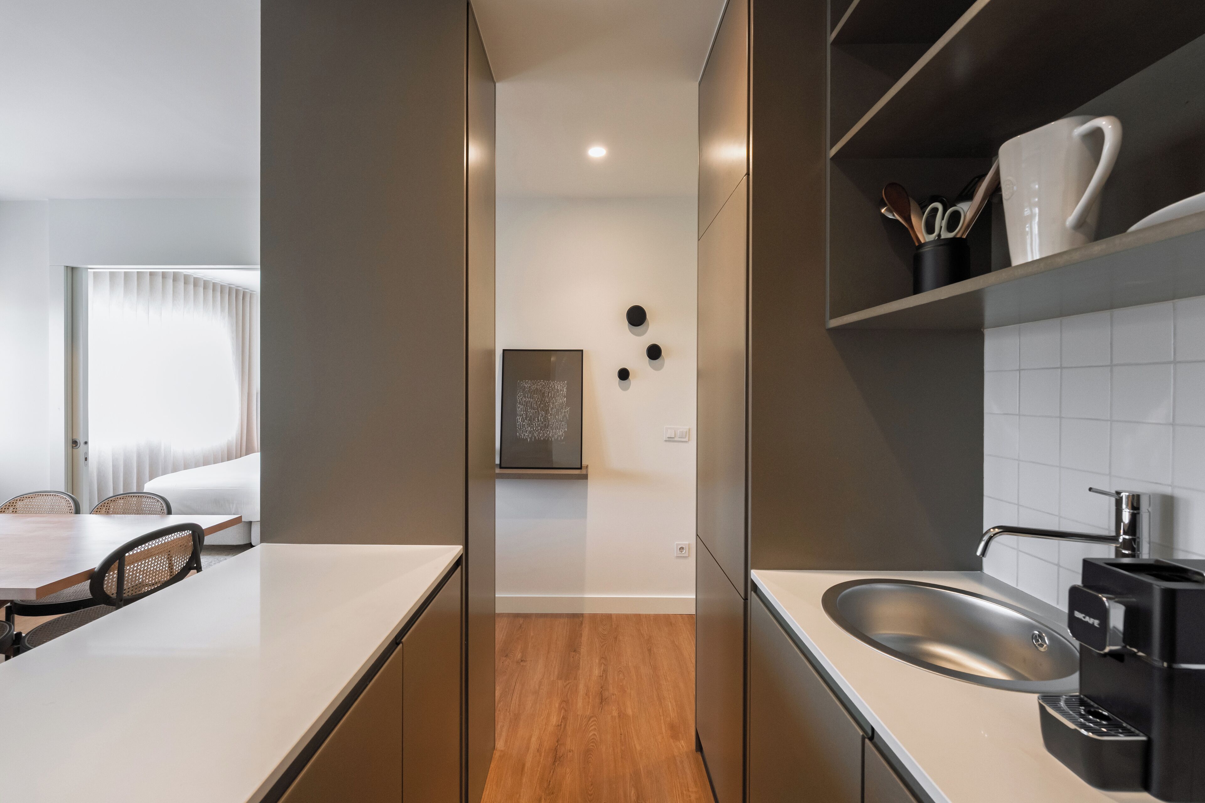 Refrigerador con freezer, microondas, placa de cocina