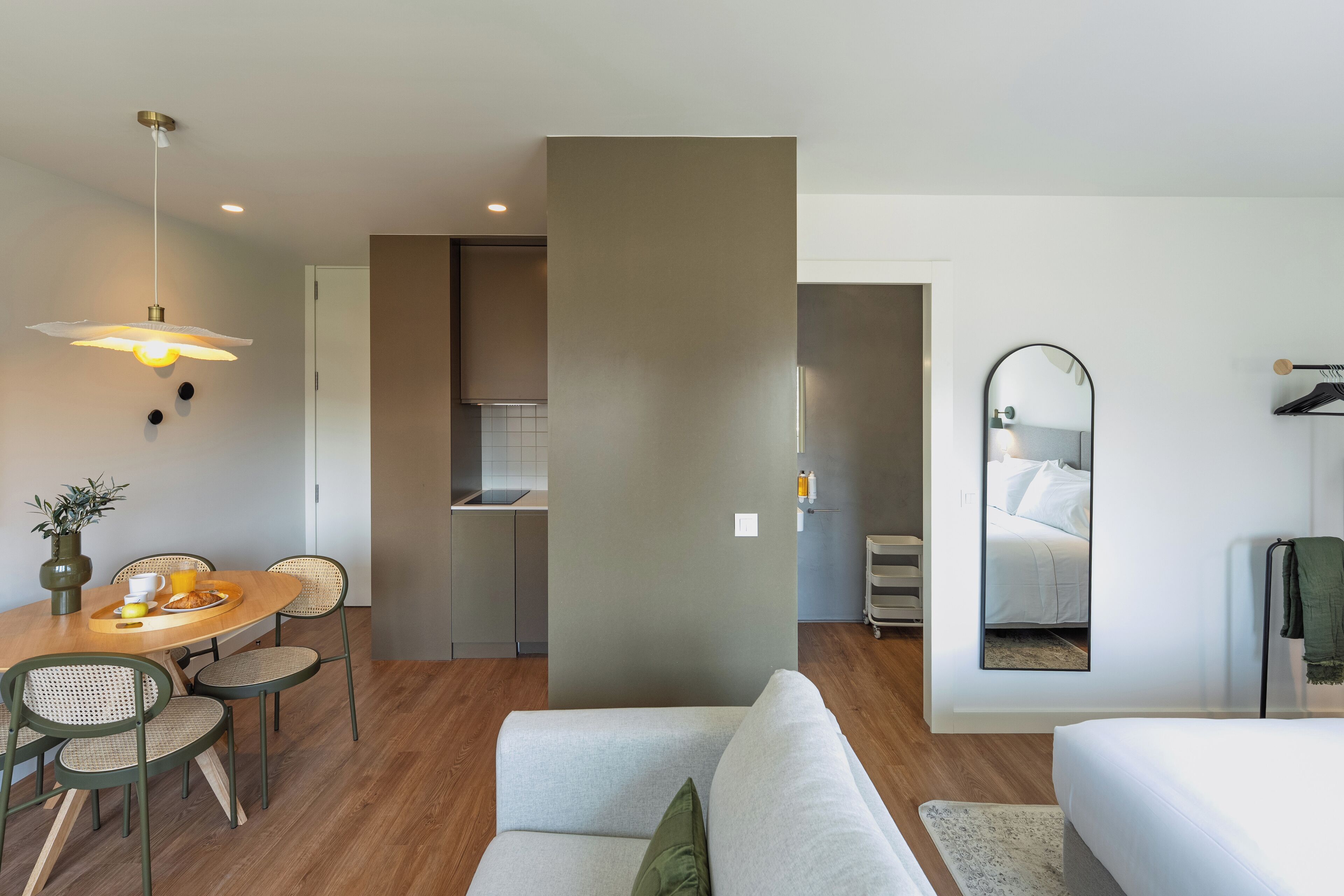 笔记本电脑工作区、免费 WiFi