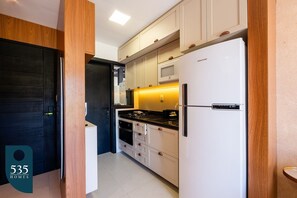 ثلاجة، ميكروويف، فرن، ماكينة لصنع القهوة/الشاي