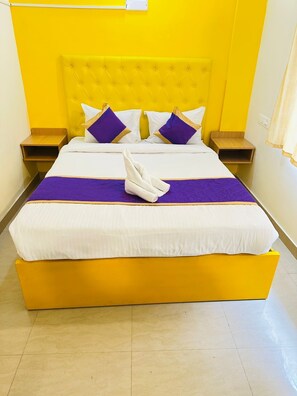 Phòng đôi Deluxe, quang cảnh thành phố | Két bảo mật tại phòng, bàn, khu vực làm việc phù hợp cho laptop