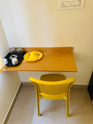 Deluxe szoba kétszemélyes ággyal, kilátással a városra | Széf a szobában, íróasztal és laptophoz jól használható munkafelület