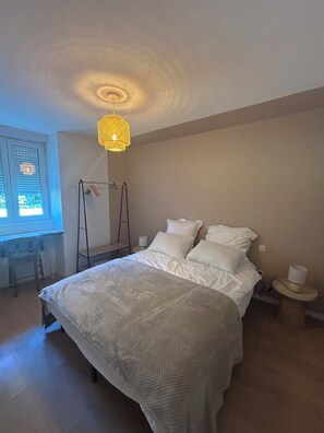 1 bedroom, bed sheets