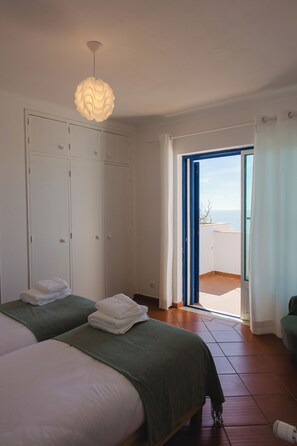 5 bedrooms, iron/ironing board, Internet, bed sheets