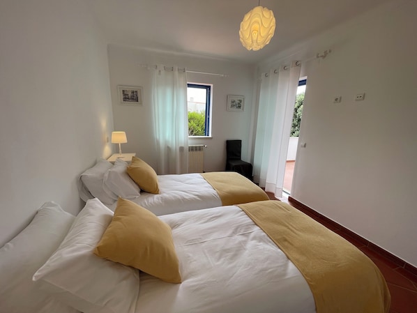 5 bedrooms, iron/ironing board, Internet, bed sheets