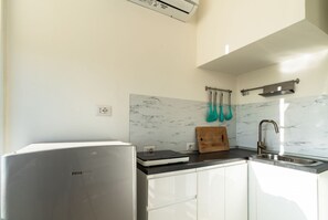 Fridge, microwave, oven, cookware/dishes/utensils