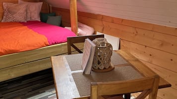 2 bedrooms, bed sheets