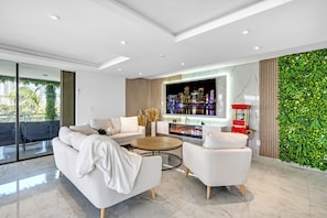 Smart TV, fireplace