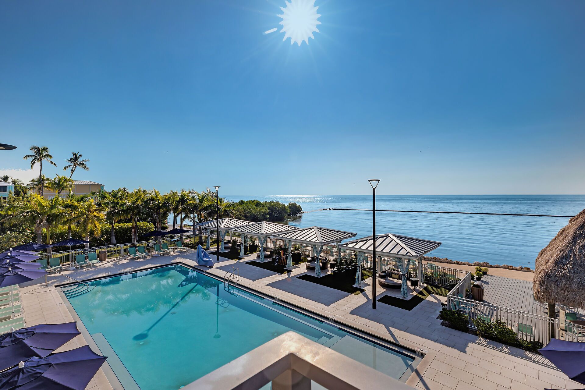 Utendørsbasseng og et oppvarmet basseng