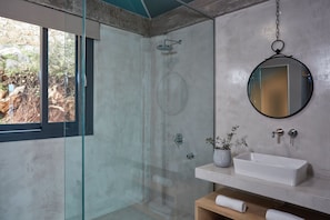 SĂšche-cheveux, serviettes fournies, savon, papier toilette