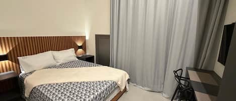 Rideaux occultants, chambres insonorisées, fer et planche à repasser