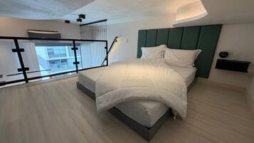 Un dormitorio moderno con cama, mesita de noche, estante en la pared y balcón con barandilla.