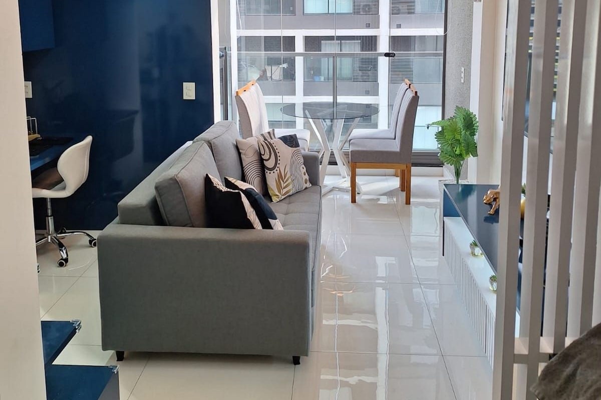 Appartement | Woonruimte | Een 50-inch smart-tv met digitale zenders