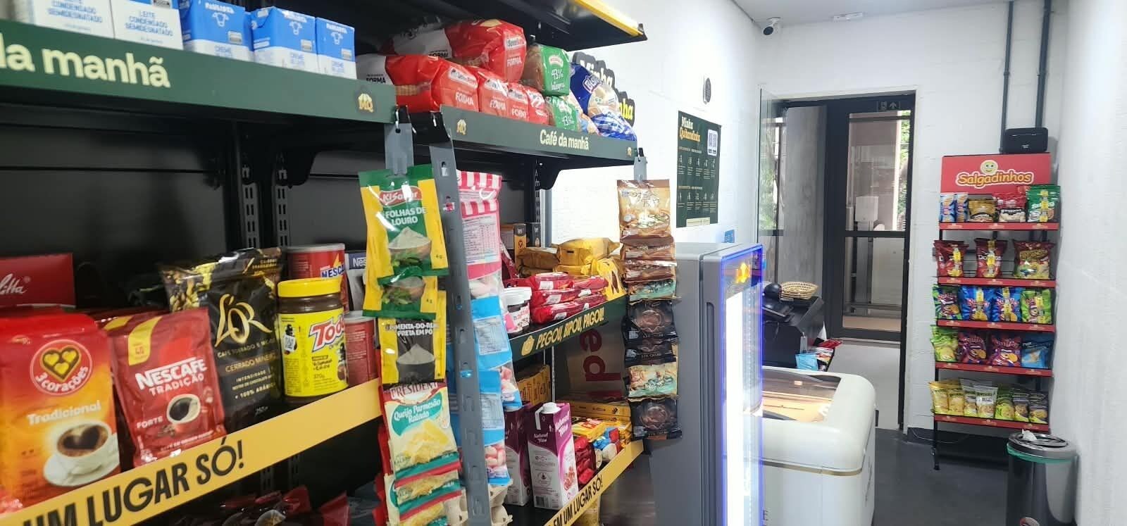 En hyllgång i en mataffär med hyllor fulla av olika livsmedel och ett utbud av snacks.