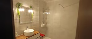 Shower, hair dryer - La Ferme Tranquille Gîte de Groupe (Puivert)
