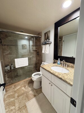 Douche, sèche-cheveux, serviettes fournies, savon