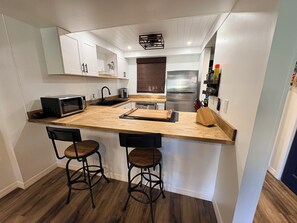 Mikrobølgeovn, ovn, kokeplater og oppvaskmaskin