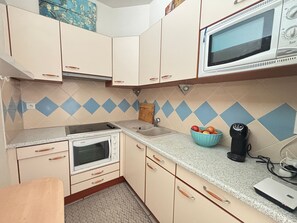 Fridge, stovetop, coffee/tea maker