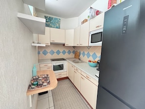 Fridge, stovetop, coffee/tea maker