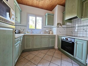 Jääkaappi, mikroaaltouuni, uuni, liesi