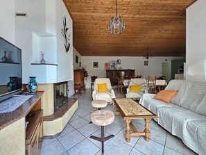 A spacious living area with a fireplace, wooden furniture, and a dining area. - Quiet villa 6 people, direct beach access, pets on request (La Faute-sur-Mer)