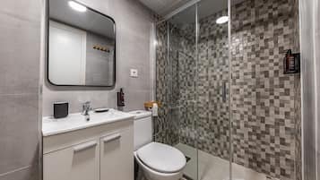 Ducha, secador de pelo y toallas