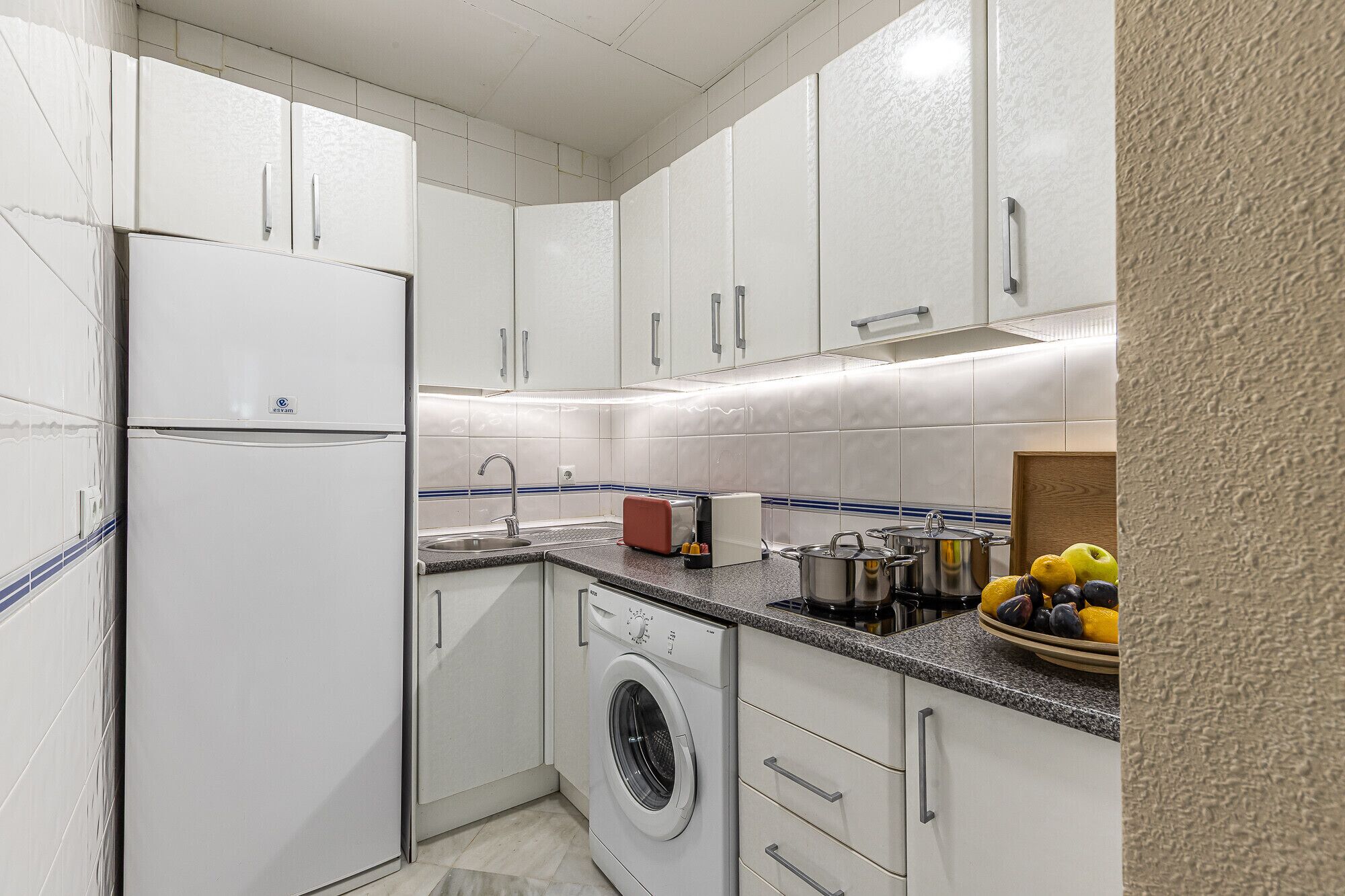 Jääkaappi, mikroaaltouuni, kahvin-/teenkeitin, vedenkeitin