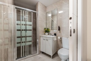 Douche, sèche-cheveux, serviettes fournies
