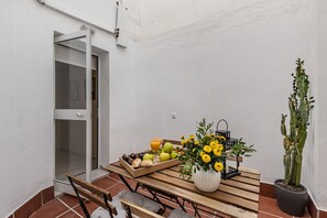 Outdoor dining - Waou Seville Center IV (Sevilla)