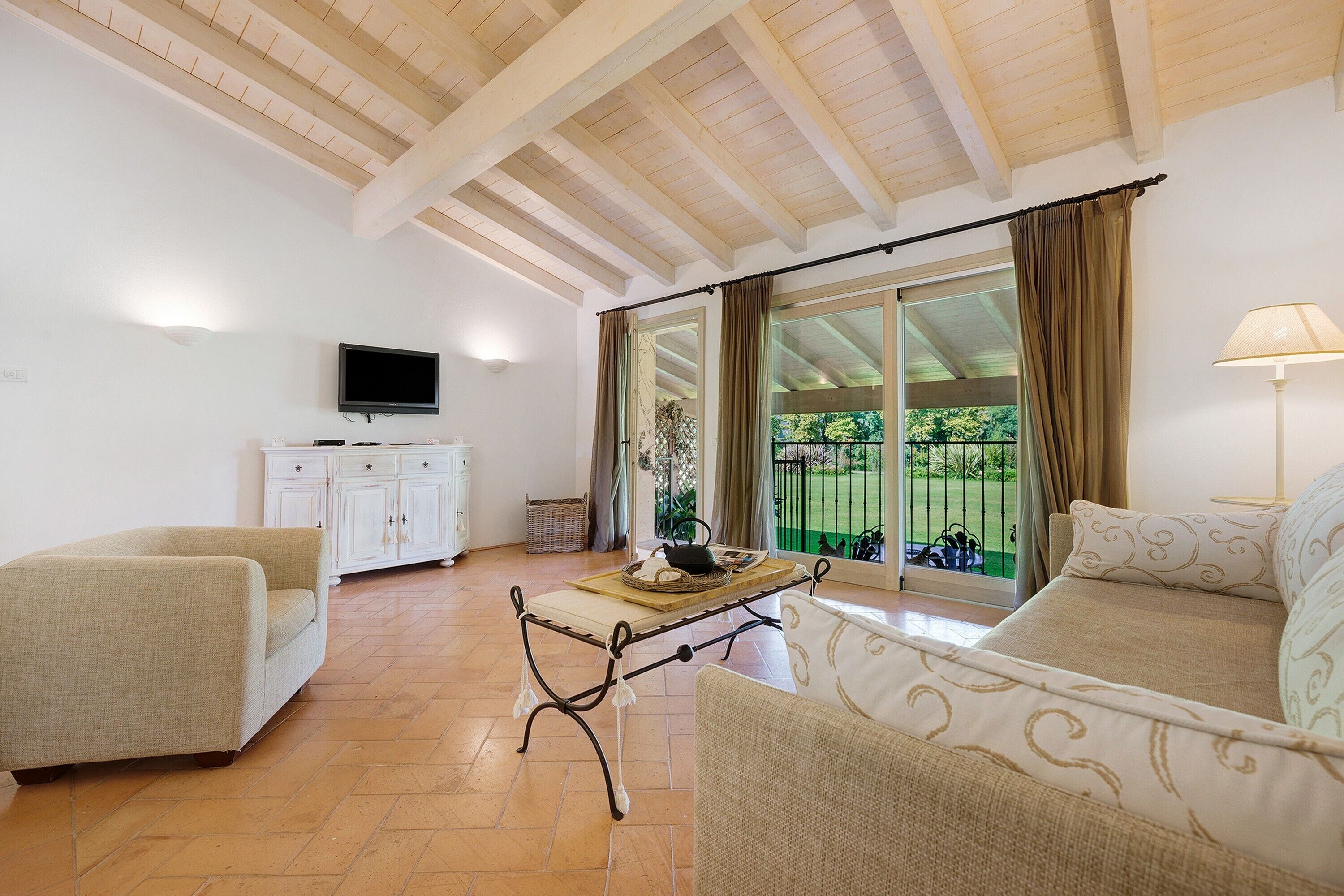 Fernseher, Tischtennisplatte