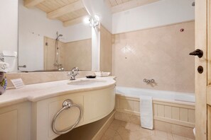 Shower, hair dryer, towels - Apartment 'Topazio' with Shared Pool, Wi-Fi and Air Conditioning (Raffa)