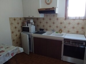 Réfrigérateur, four à micro-ondes