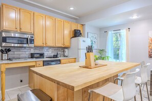 Microwave, oven, stovetop, dishwasher - Cozy 2bd-ba Private Above Ground First Floor Suite (Herndon)