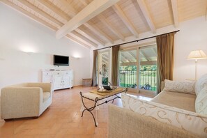 TV, ping pong - Apartment 'Zaffiro' with Shared Pool, Wi-Fi and Air Conditioning (Raffa)