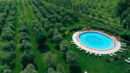 Piscina. Appartamento 'Zaffiro' con piscina condivisa, Wi-Fi e aria condizionata