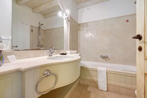 Shower, hair dryer, towels - Apartment 'Zaffiro' with Shared Pool, Wi-Fi and Air Conditioning (Raffa)