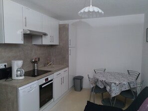 Réfrigérateur, four à micro-ondes, lave-vaisselle