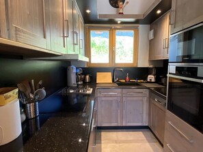 Réfrigérateur, four à micro-ondes, lave-vaisselle