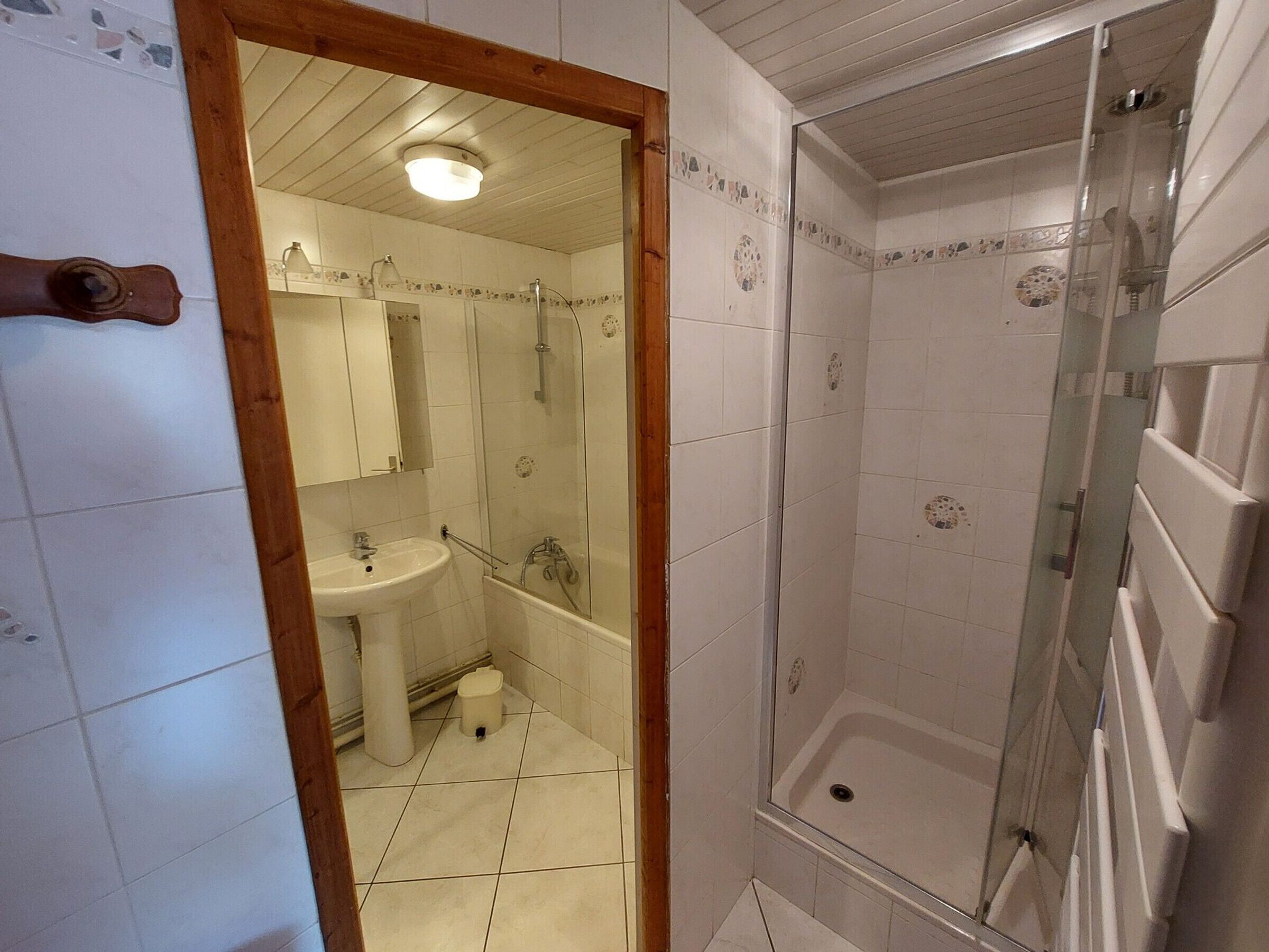 Un bagno con doccia, lavandino e water.