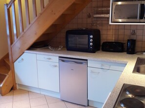 Réfrigérateur, four à micro-ondes, lave-vaisselle