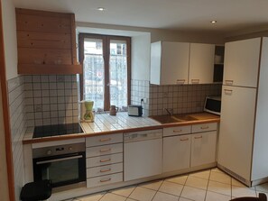 Réfrigérateur, four à micro-ondes, lave-vaisselle