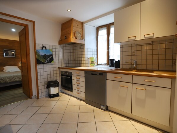 Réfrigérateur, four à micro-ondes, lave-vaisselle