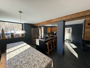 Køleskab, mikrobølgeovn, opvaskemaskine, højstol