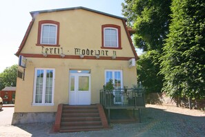 A two-story building with a sign reading "Hotel Modevan." - Einladende Ferienwohnung in Wiek mit Garten (Wiek)