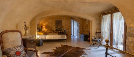 1 bedroom, bed sheets