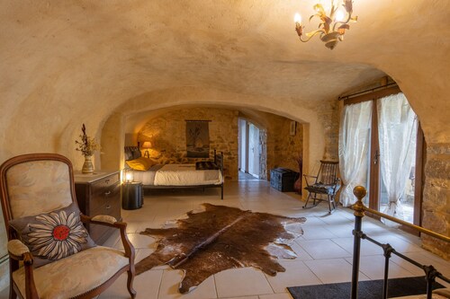 Le Mas de Peyraube – La Voûte des Oliviers: Stone & Wood Charm, Panoramic Views