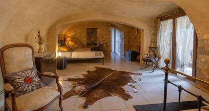 Le Mas de Peyraube – La Voûte des Oliviers: Stone & Wood Charm, Panoramic Views