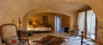 Le Mas de Peyraube – La Voûte des Oliviers: Stone & Wood Charm, Panoramic Views