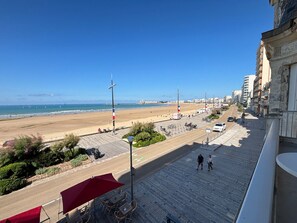 A seaside promenade with a beach, a road, and buildings. - Studio 4 pers on promenade facing beach (Les Sables-d'Olonne)