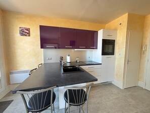 Fridge, microwave, oven, stovetop - Studio 4 pers on promenade facing beach (Les Sables-d'Olonne)