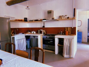 Réfrigérateur, un four, surface de cuisson, lave-vaisselle